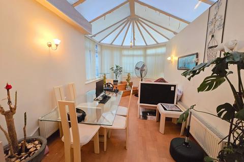 undefined, Spacious Extended 4-Bedroom Semi-Detached Home with Detached 1-Bedroom Bungalow on Easterly Road, Leeds, LS8