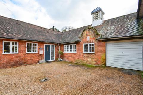 3 bedroom terraced house for sale, London Road, Hurst Green,