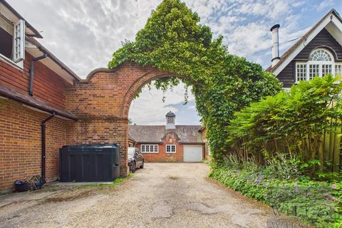 undefined, London Road, Hurst Green,