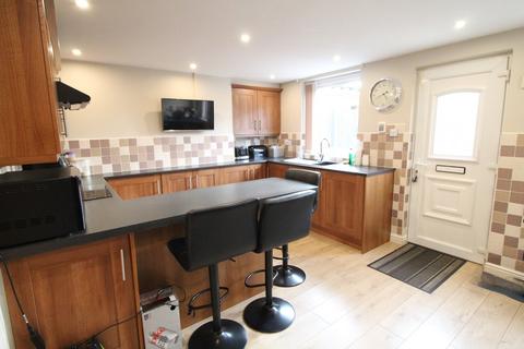 3 bedroom townhouse for sale, Calver Grove, Keighley, BD21