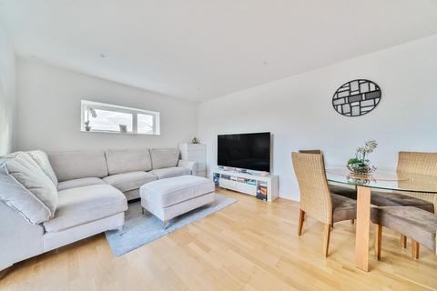 2 bedroom flat for sale, Sandringham Court, Woking, GU22