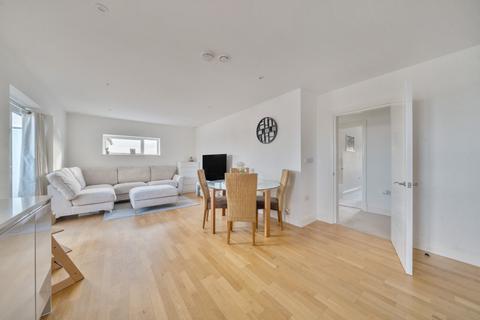 2 bedroom flat for sale, Sandringham Court, Woking, GU22