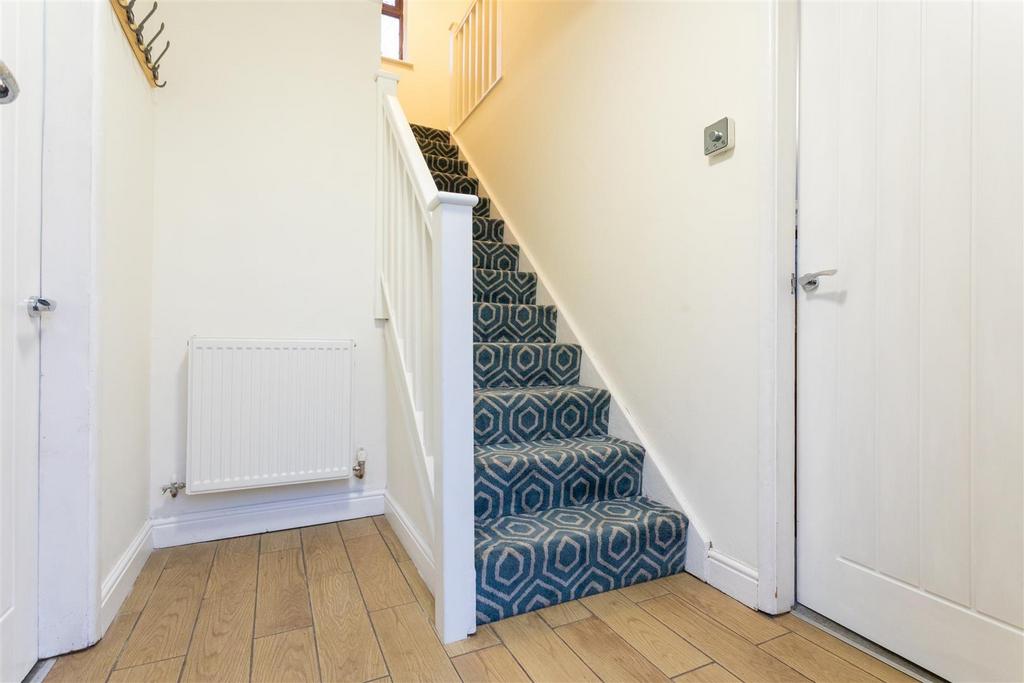 1 Redcar Close, Gedling, NG4 4 EW-0018-Hall.jpg