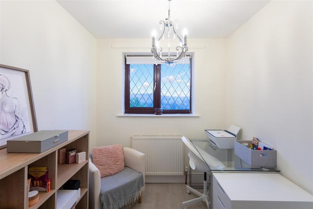 1 Redcar Close, Gedling, NG4 4 EW-0025-Bedroom 3.jp