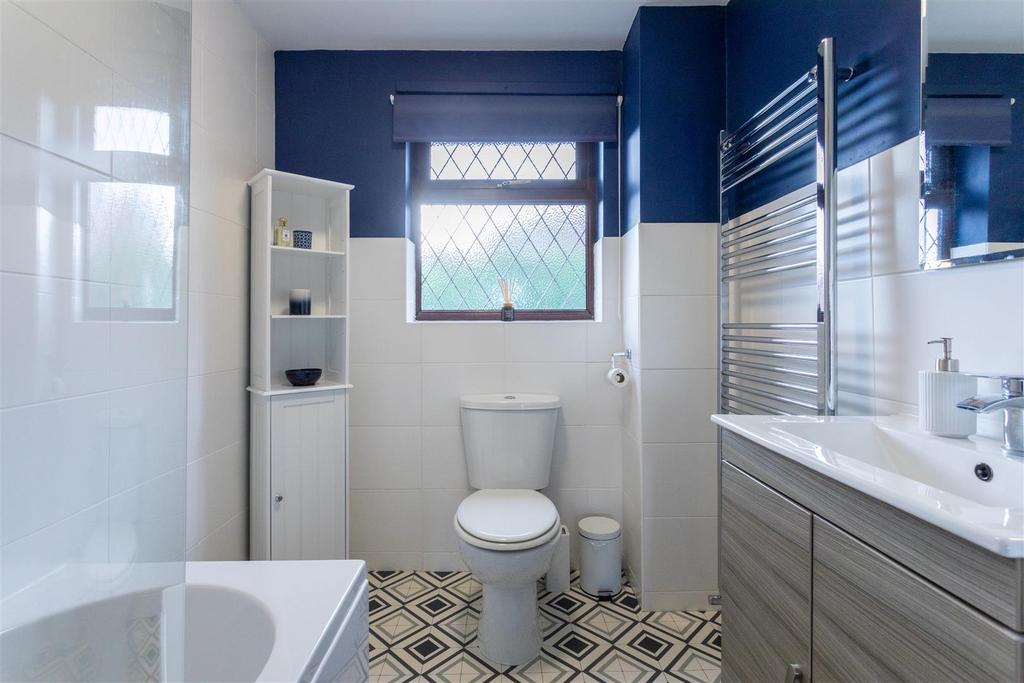 1 Redcar Close, Gedling, NG4 4 EW-0027-Bathroom.jpg