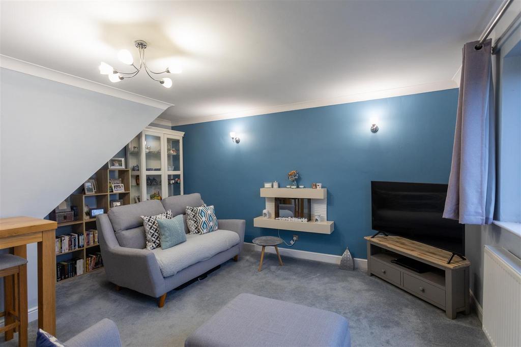 1 Redcar Close, Gedling, NG4 4 EW-0010-Lounge.jpg