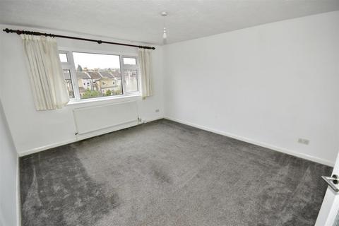 2 bedroom flat to rent, Durham Avenue, Woodford Green IG8