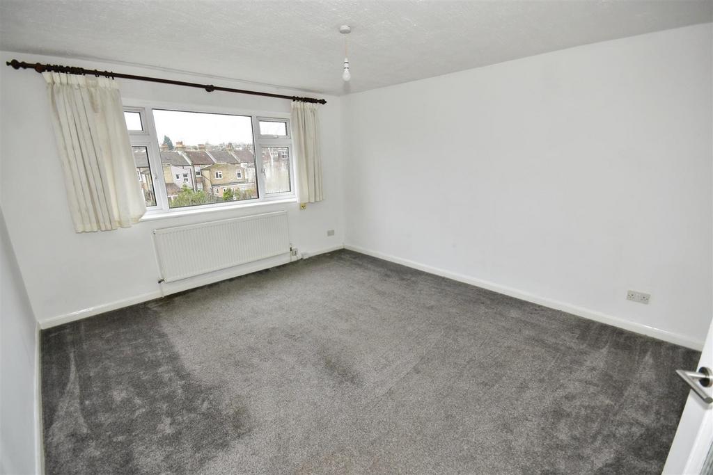 Apartment in Woodford Green - View 5