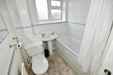 2 bedroom flat to rent, Durham Avenue, Woodford Green IG8