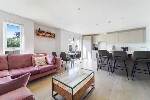 2 bedroom flat for sale, Court Lane, Epsom