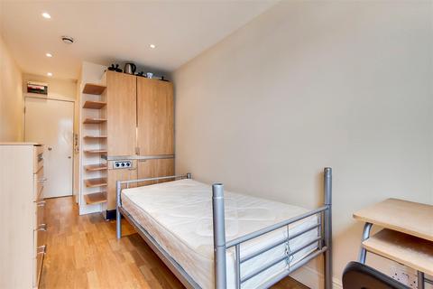 Studio to rent, Southwell Gardens, London SW7