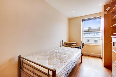 Studio to rent, Southwell Gardens, London SW7