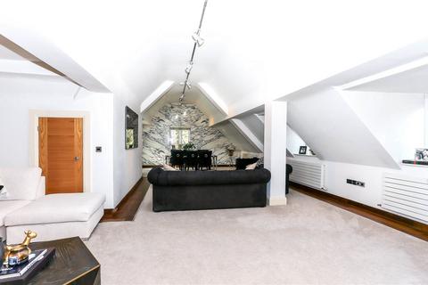 3 bedroom penthouse to rent, Apartment 8 Norcliffe Hall