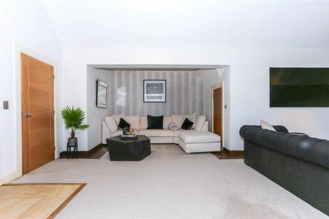 3 bedroom penthouse to rent, Apartment 8 Norcliffe Hall