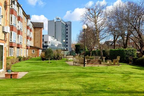 1 bedroom retirement property for sale, Kingsway, London N12