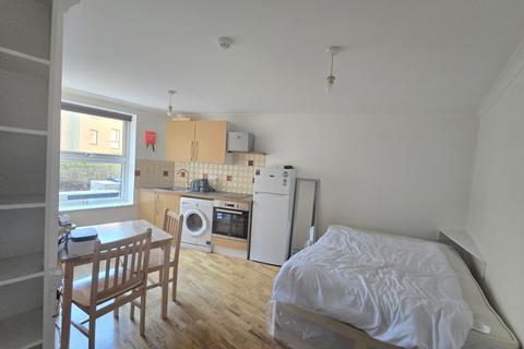 Studio to rent, Stoke Newington Road, London N16