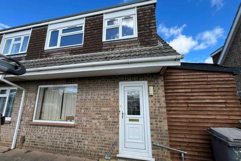 3 bedroom semi-detached house to rent, 3 Bed house close to Castlepoint