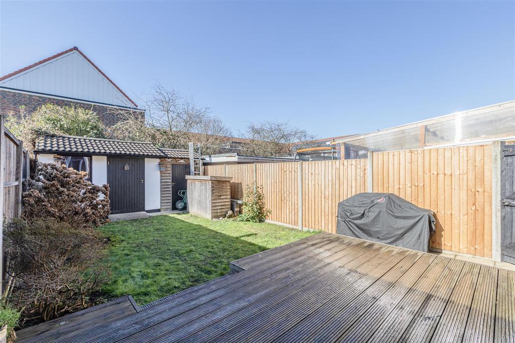 23 Lambourne Crescent - 13.jpg
