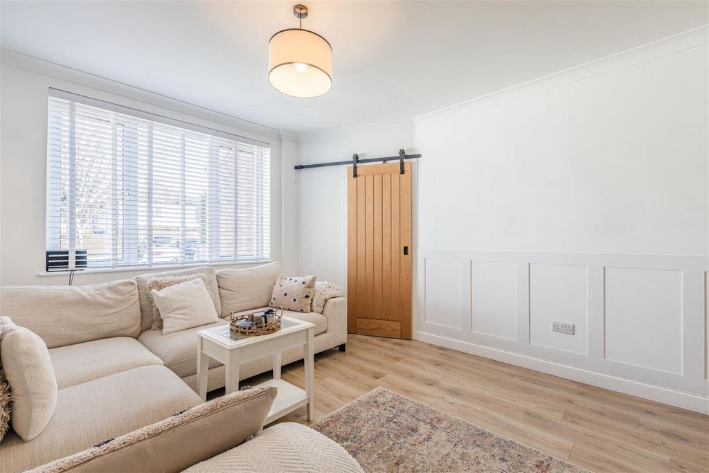 23 Lambourne Crescent - 9.jpg