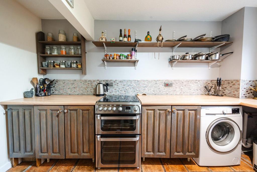 4 - kitchen.jpg
