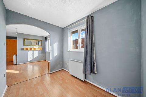 1 bedroom flat for sale, Vignoles Road, Romford RM7