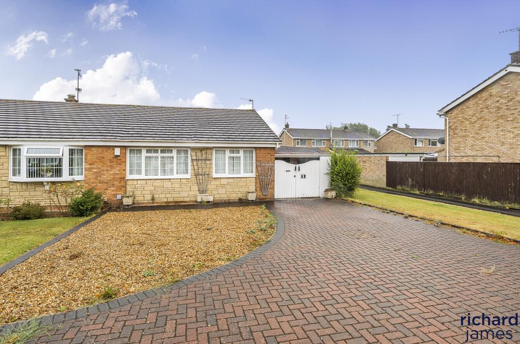 Gilling Way, Covingham, Swindon, SN3 2 bed semi-detached bungalow - £ ...