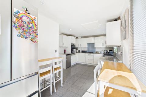 44 Woodvale Kingsway, Quedgeley, Gloucester, GL2 2BE