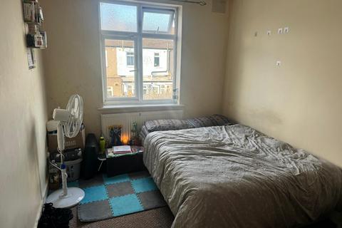 3 bedroom house to rent, London E16