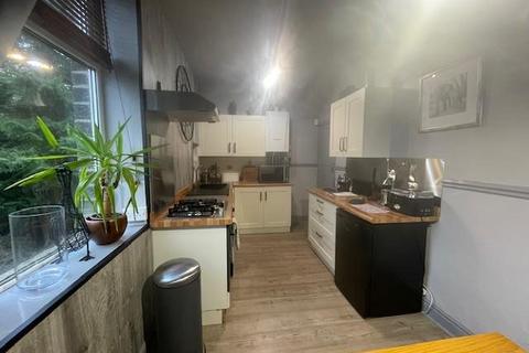 3 bedroom end of terrace house to rent, Denholme Road, Keighley BD22