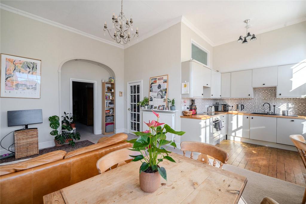 Lounge/Dine/Kitchen
