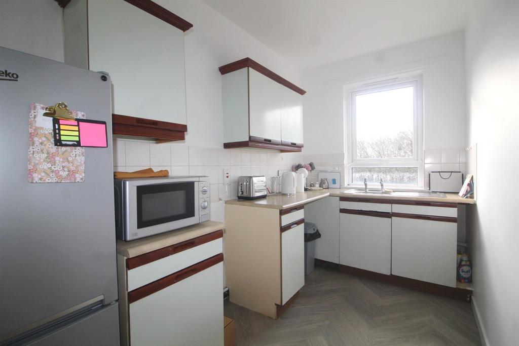 E kitchen.jpg