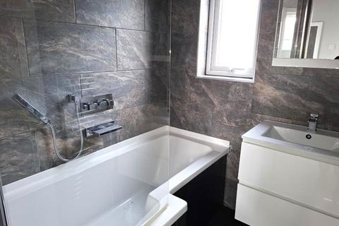 2 bedroom semi-detached house to rent, Ashbourne Avenue, Bradford