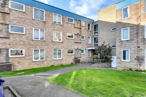 3 bedroom flat for sale, Thornton Court, Cambridge CB3