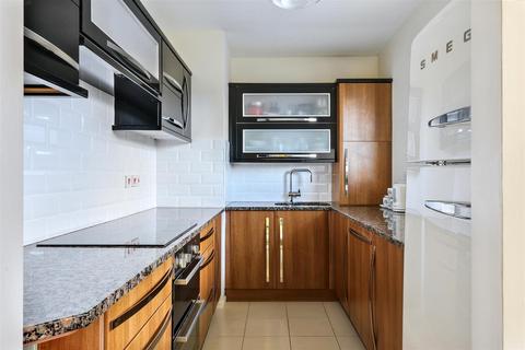 3 bedroom flat for sale, Thornton Court, Cambridge CB3