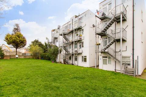 2 bedroom flat for sale, Wood Street, Walthamstow, London, E17