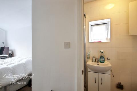 1 bedroom in a house share to rent, Alloa Road, London