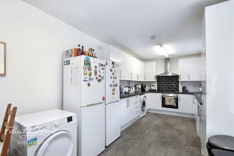 1 bedroom in a house share to rent, Alloa Road, London