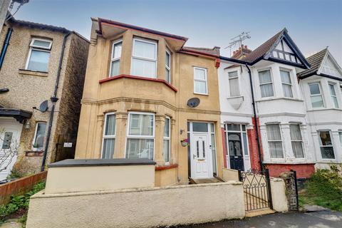 3 bedroom end of terrace house for sale, Tintern Avenue, Westcliff-on-Sea SS0