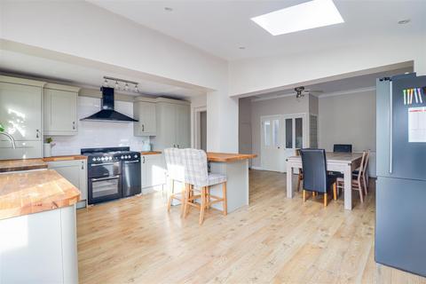 3 bedroom end of terrace house for sale, Tintern Avenue, Westcliff-on-Sea SS0