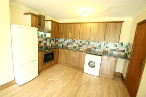 4 bedroom flat to rent, High Street, Gateshead, NE8