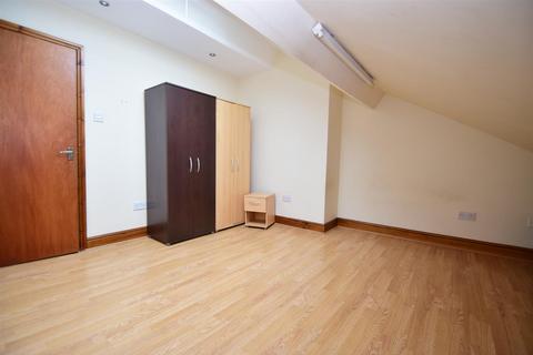 4 bedroom flat to rent, High Street, Gateshead, NE8