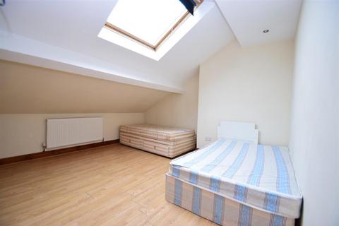 4 bedroom flat to rent, High Street, Gateshead, NE8
