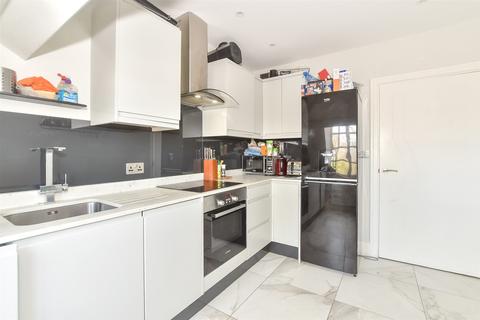 2 bedroom flat for sale, Syresham Gardens, Haywards Heath, West Sussex