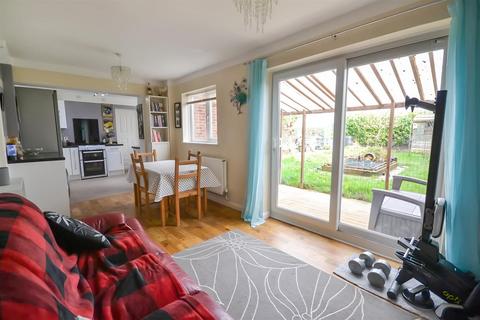 3 bedroom semi-detached house for sale, Clumber Drive, Radcliffe-On-Trent, Nottingham