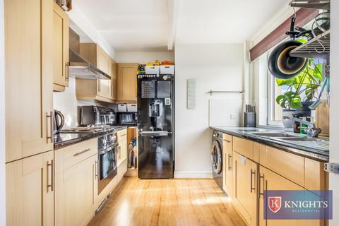 2 bedroom flat for sale, Methven Court, The Broadway, London, N9