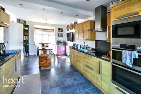 3 bedroom detached house to rent, Bryanstone Avenue, Guildford