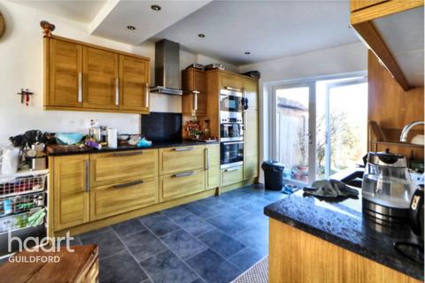 3 bedroom detached house to rent, Bryanstone Avenue, Guildford