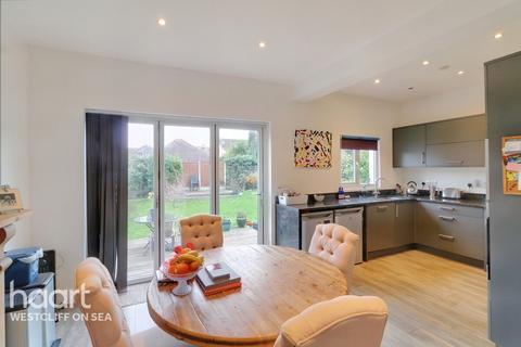 12 Holyrood Drive, Westcliff-on-sea, SS0 9XY