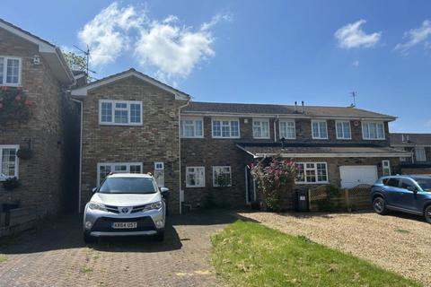 4 bedroom end of terrace house to rent, London Road, Milton Keynes MK5