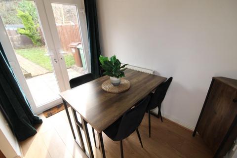 2 bedroom end of terrace house to rent, Cornstone Fold, Leeds